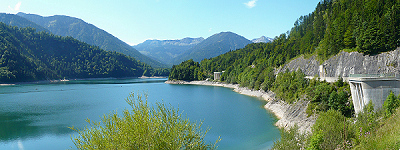Blick von der Stauseemauer auf den Sylvensteinsee