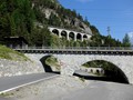 Mit einem Kehrtunnel windet sich die Albulabahn hinter Bergün durch den Berg in die Höhe
