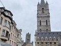 Der Belfried mit der Tuchhalle, im Hintergrund die St. Niklaskirche