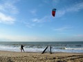 Die Kitesurfer freuen sich über den kräftigen Wind